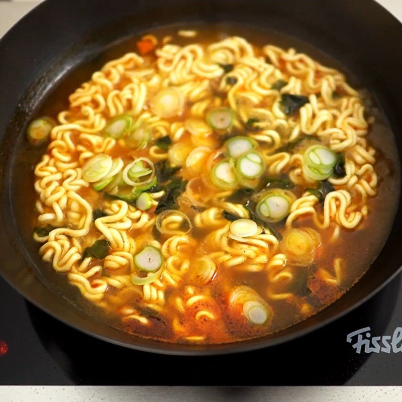 Thả mì gói vào nồi nước sôi để nấu mì