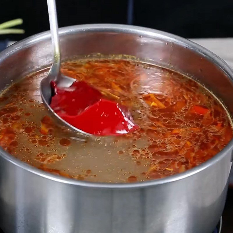 Thả nhẹ nhàng miếng tiết lợn vào nồi canh đang sôi