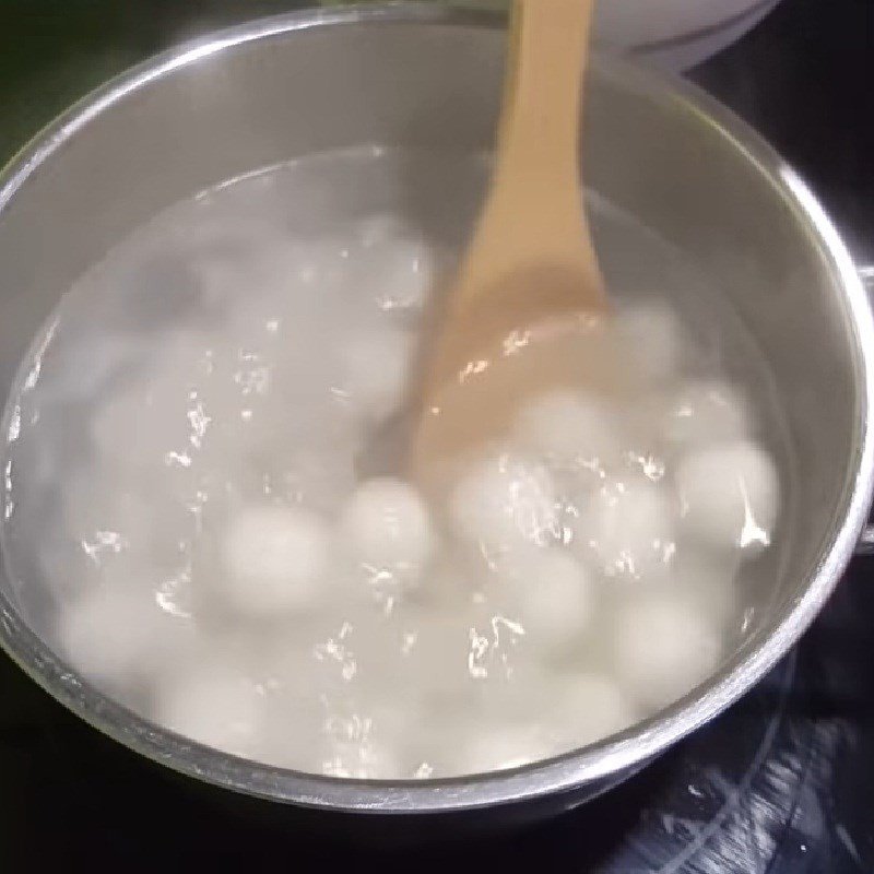 Thả từng viên bánh trôi đường vào nồi nước sôi