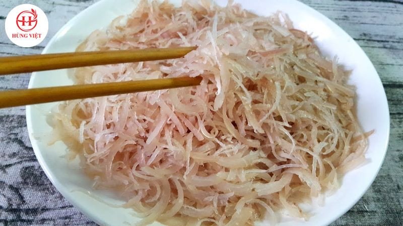 Thái bì heo thành sợi mỏng chuẩn bị trộn nem thịt lợn sống