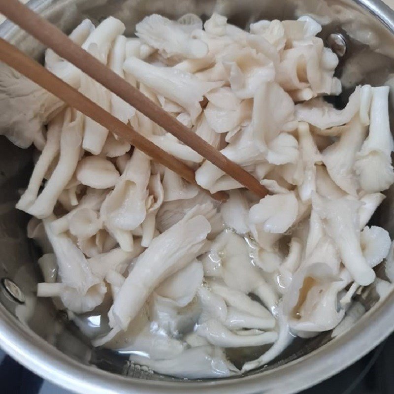 Thái cà rốt hình hoa để trang trí món nấm bào ngư