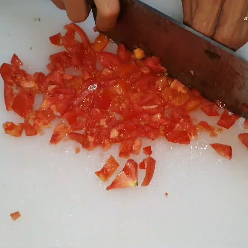 Thái dứa (thơm) thành miếng vừa phải để nấu nước lẩu mực