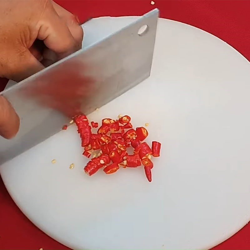Thái hành lá và ớt băm