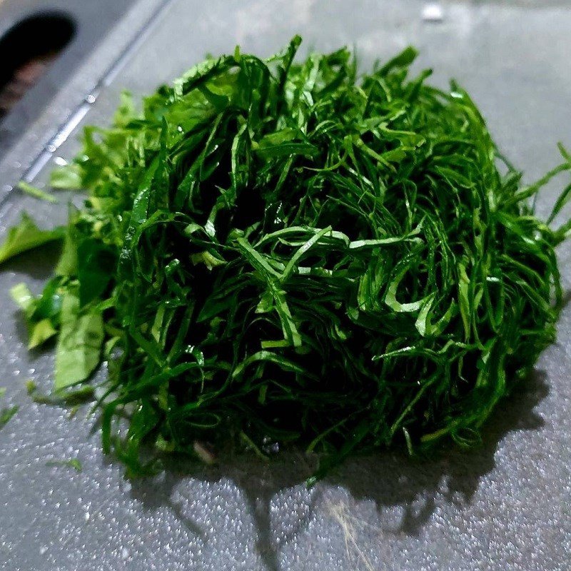 Thái hành tím mỏng để ướp cùng thịt làm cuốn lá lốt