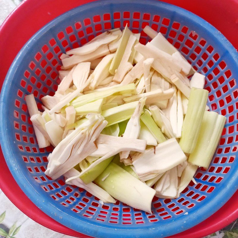 Thái lát hoa chuối sau khi luộc