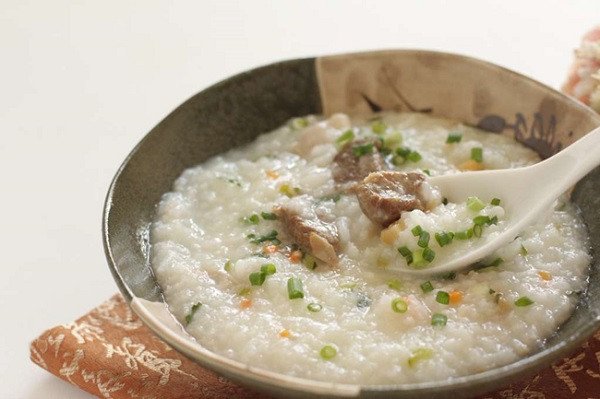 Thái lát thịt bò để nấu cháo thay vì băm