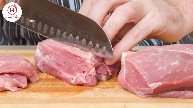 Thái thịt nạc vai thành từng lát mỏng đều để dễ thấm gia vị khi tẩm ướp