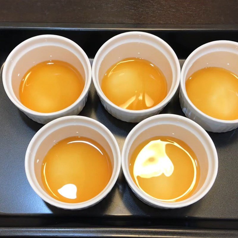 Thắng đường caramel làm bánh flan