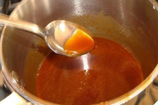 Thắng đường để làm nước màu cho thịt kho tàu