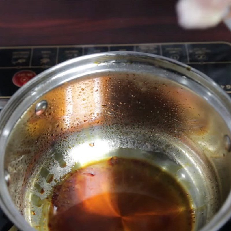Thắng nước màu chuẩn bị kho thịt