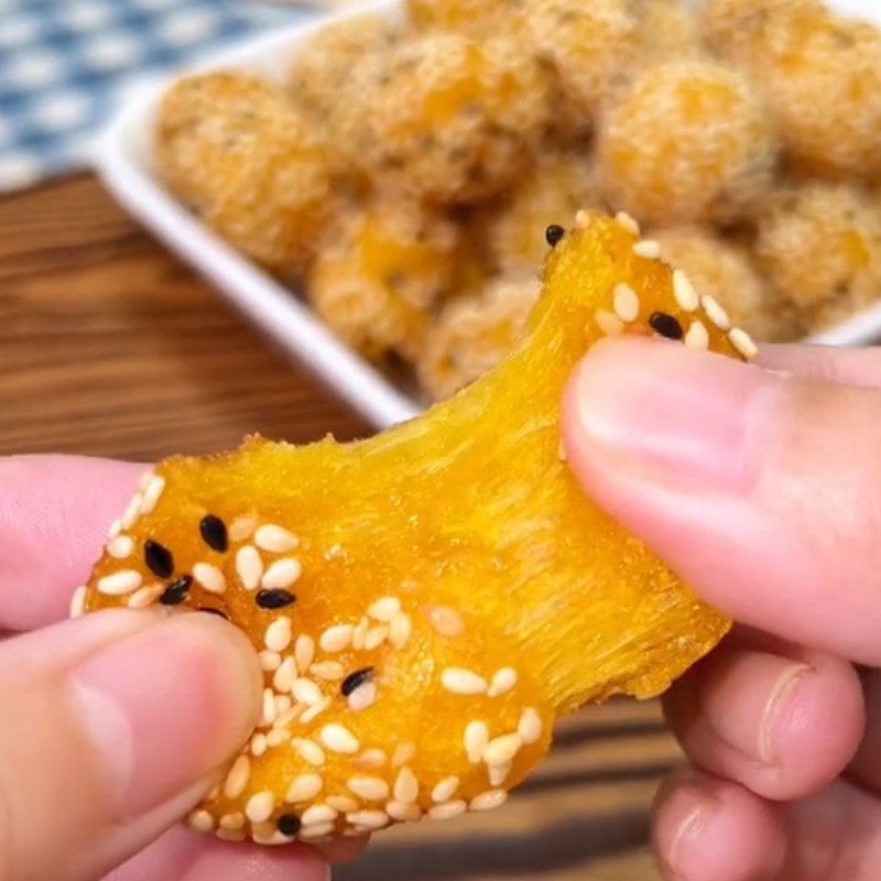Thành phẩm bánh bí đỏ chiên mè vàng óng
