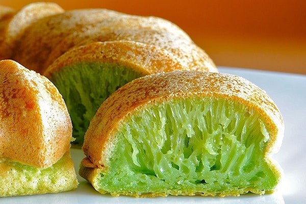 Thành phẩm bánh bò rễ tre vàng ươm, xốp mịn và thơm lừng