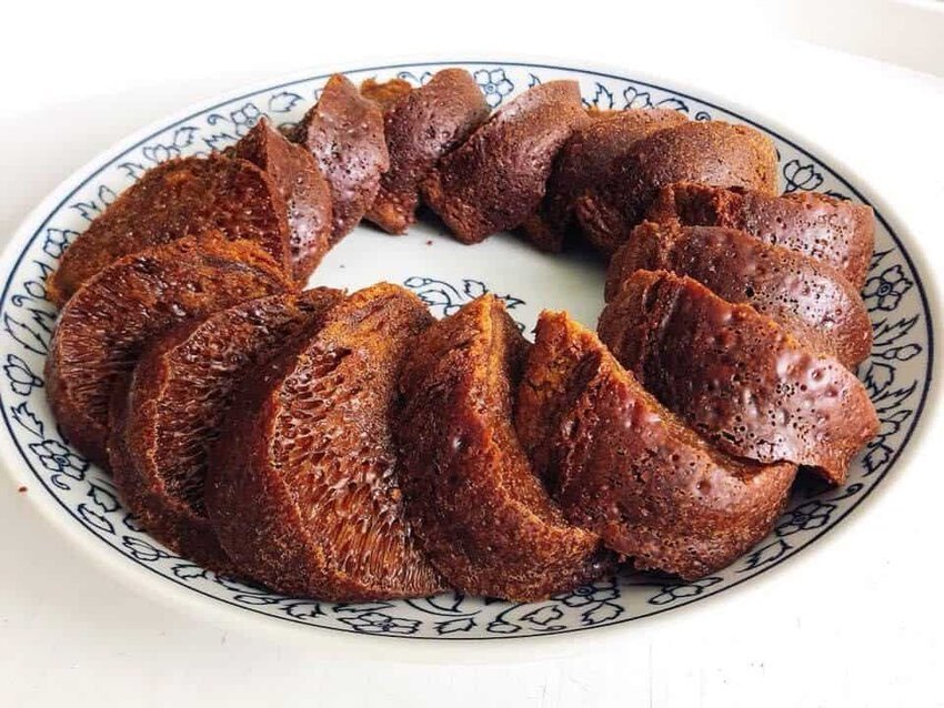 Thành phẩm bánh bò thốt nốt nướng rễ tre