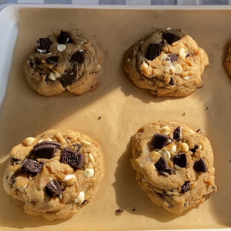 Thành phẩm bánh cookie mềm chocolate chip và Oreo thơm ngon