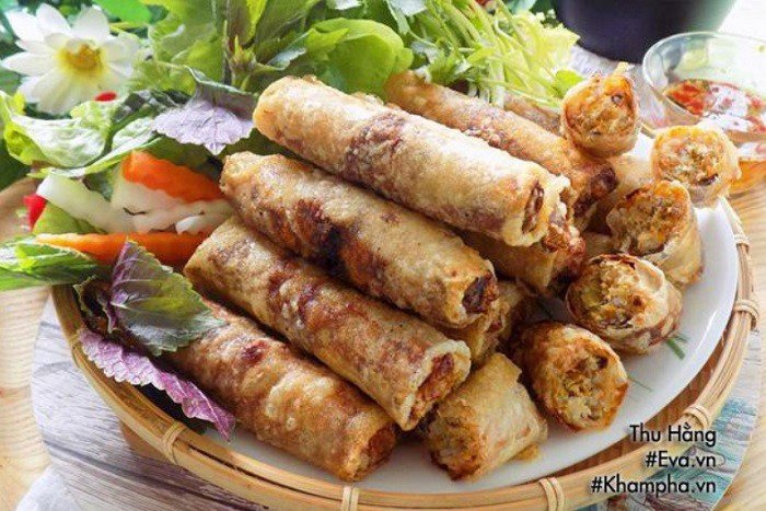 Thành phẩm bánh đa nem chiên vàng giòn hấp dẫn sau khi hoàn thành