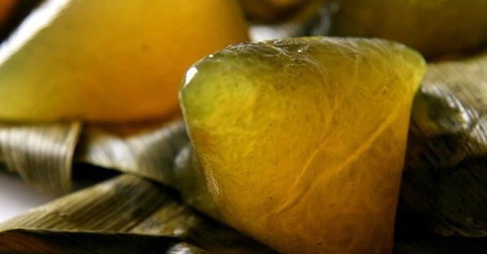 Thành phẩm bánh gio mật mía trong suốt, dẻo thơm đã cắt miếng