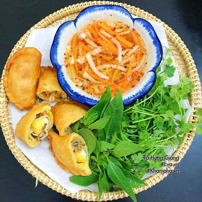 Thành phẩm bánh gối chiên vàng ươm kèm rau và nước chấm