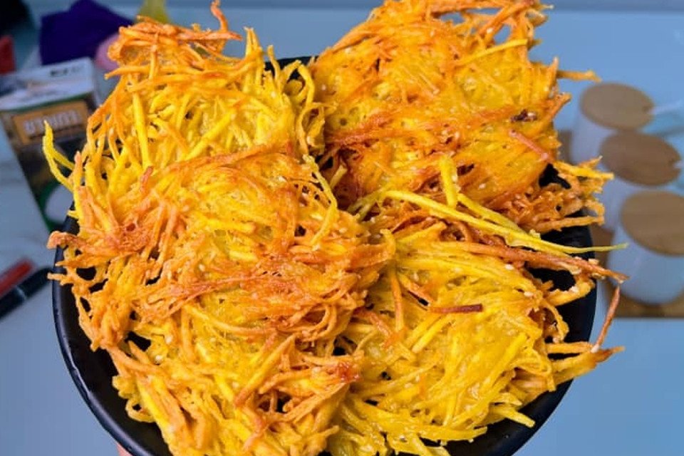 Thành phẩm bánh khoai lang chiên sợi vàng ươm, giòn ngon
