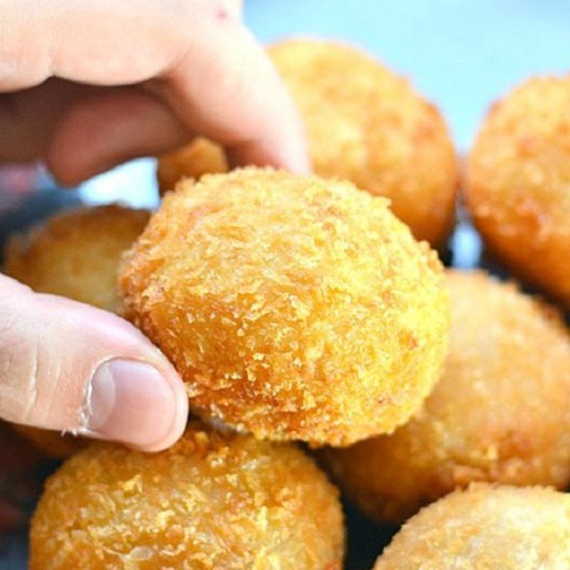 Thành phẩm bánh khoai môn chiên xù nhân trứng muối
