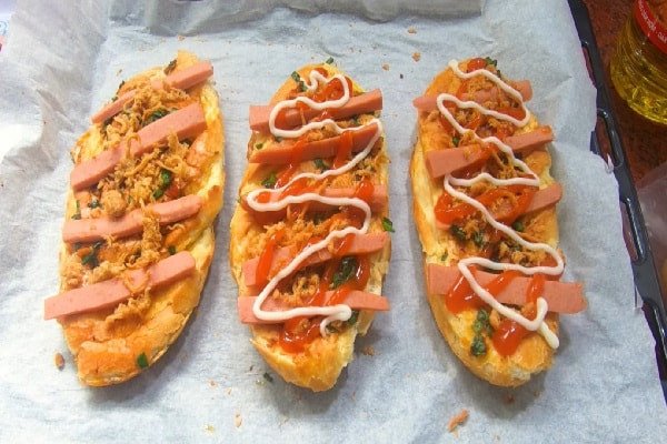 Thành phẩm bánh mì nướng muối ớt từ lò nướng