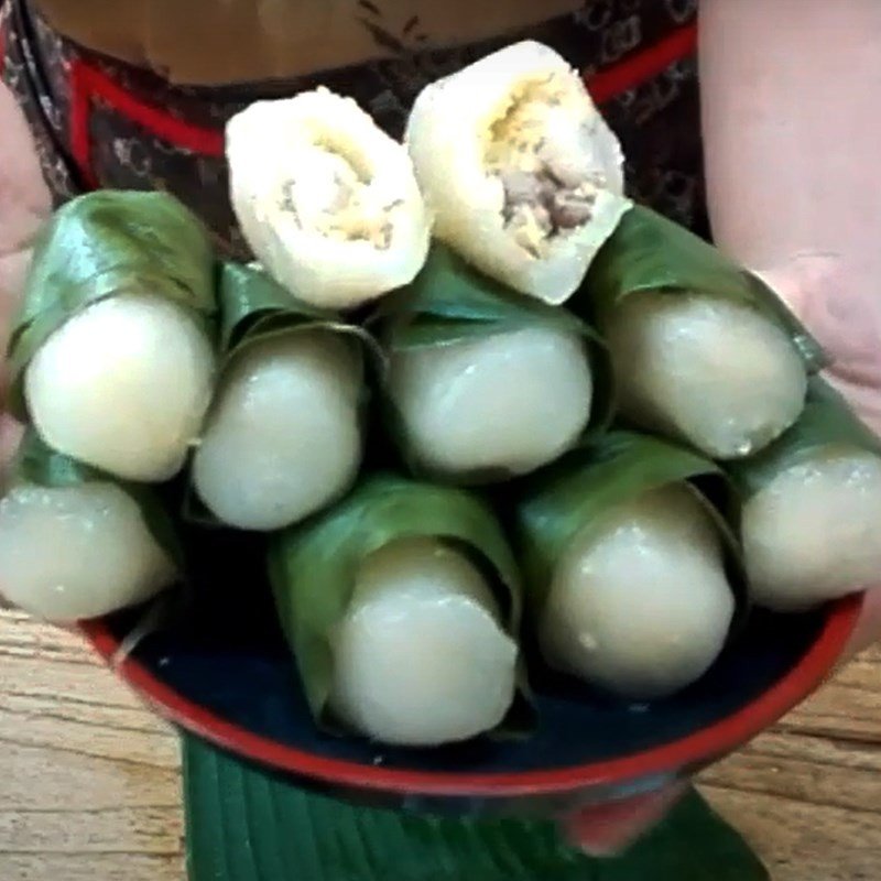 Thành phẩm bánh sắn Phú Thọ sau khi hấp, bóc vỏ lá chuối