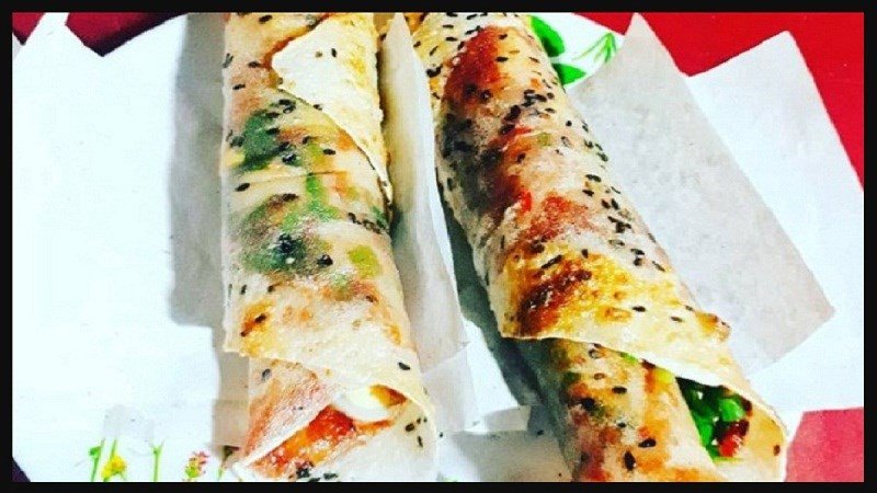 Thành phẩm bánh tráng mắm ruốc nướng bếp than giòn rụm, thơm lừng, sẵn sàng thưởng thức