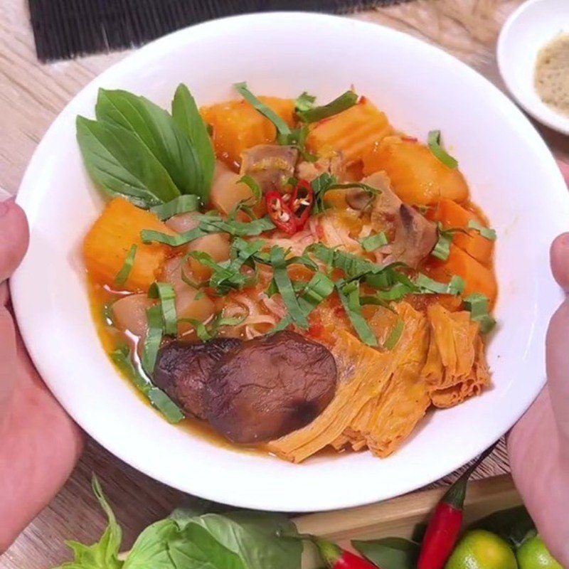 Thành phẩm bò kho chay thơm lừng, hấp dẫn ăn kèm với bánh mì nóng giòn