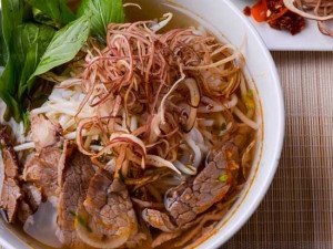 Thành phẩm bún bò miền Nam nóng hổi thơm ngon