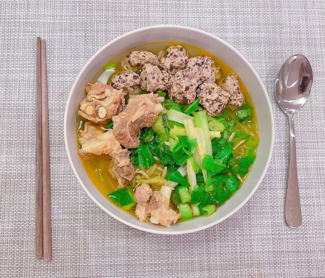 Thành phẩm bún sườn chua dứa nóng hổi, trình bày đẹp mắt cùng rau thơm.