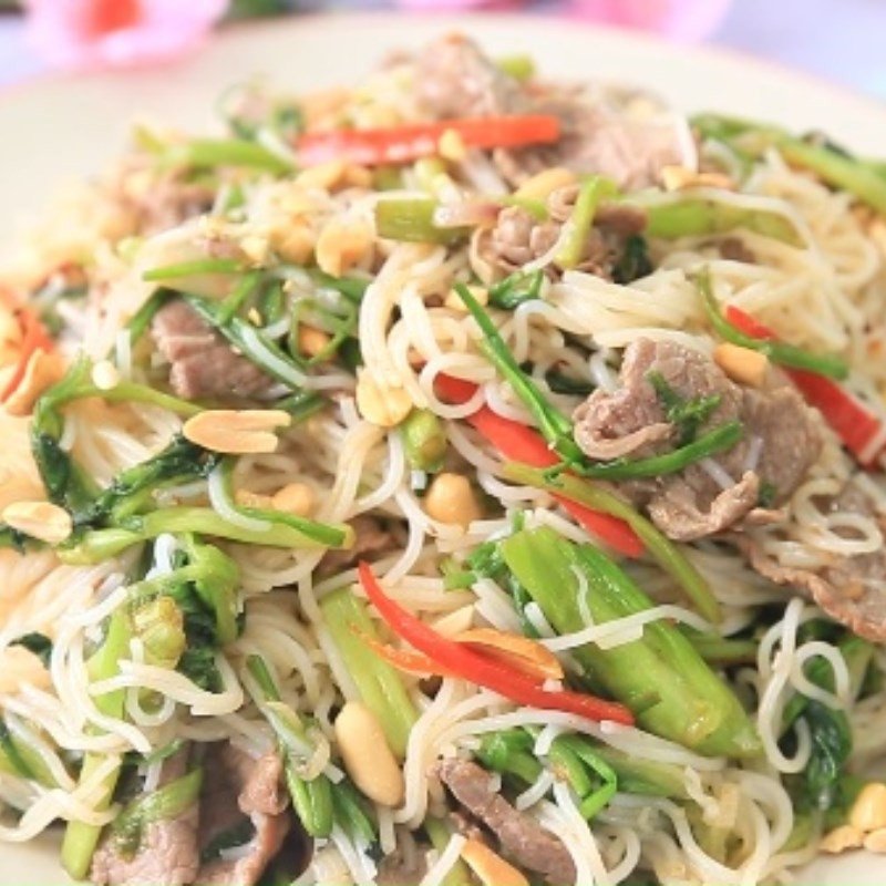 Thành phẩm bún xào rau cần thịt bò đậm đà