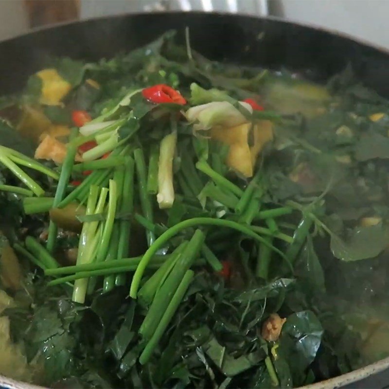 Thành phẩm cá lăng om chuối đậu thơm ngon bày ra bát