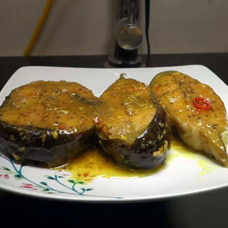 Thành phẩm cá leo kho nghệ vàng óng hấp dẫn