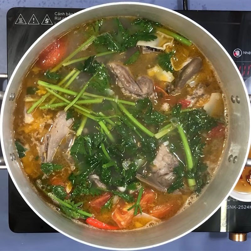 Thành phẩm canh chua cá bớp nấu măng