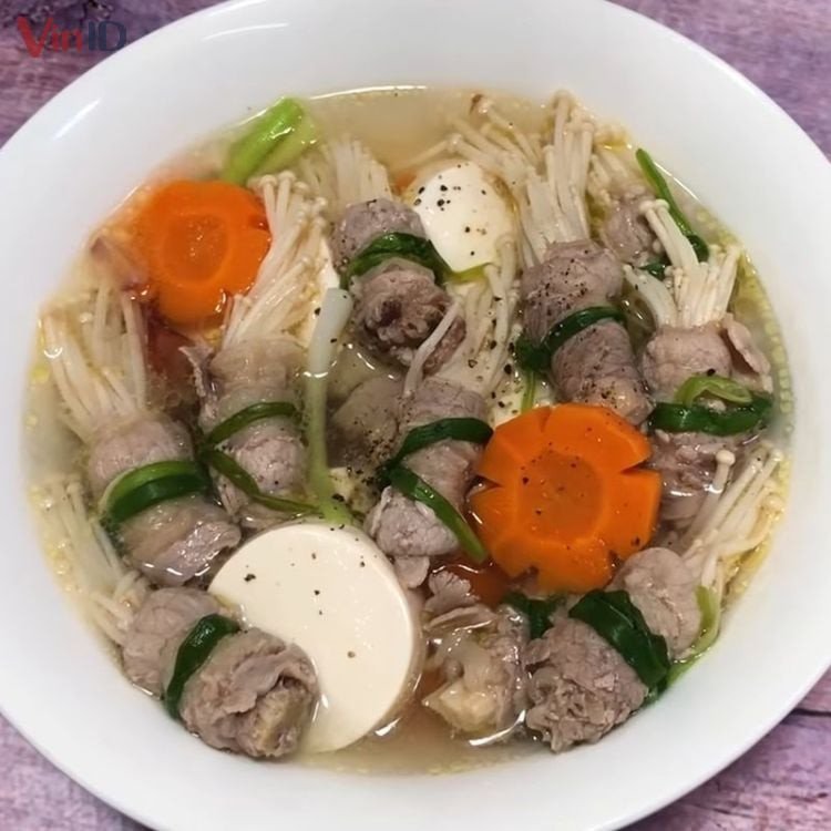 Thành phẩm canh nấm kim châm nấu thịt bò