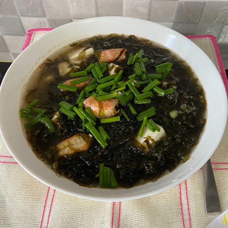 Thành phẩm canh rong biển đậu hũ non với tôm