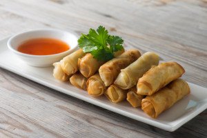 Thành phẩm chả giò khoai môn thịt vàng giòn hấp dẫn sau khi chiên
