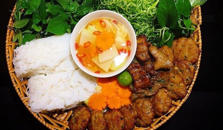 Thành phẩm chả thịt nướng vàng đều, thơm ngon, mọng nước sau khi chế biến bằng nồi chiên không dầu