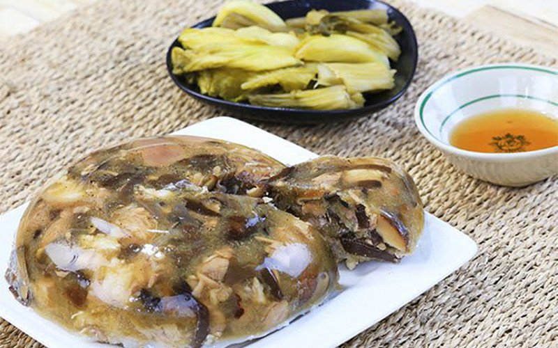 Thành phẩm chân giò nấu đông đông đặc, màu sắc hấp dẫn