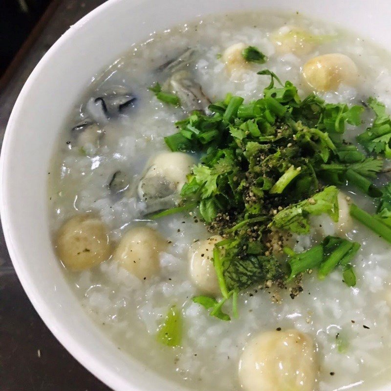 Thành phẩm cháo hàu nấm rơm nóng hổi