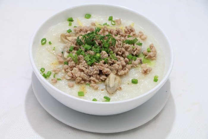 Thành phẩm cháo thịt bằm nấu bằng nồi cơm điện ngon có hạt gạo nở đều, thịt mềm ngọt