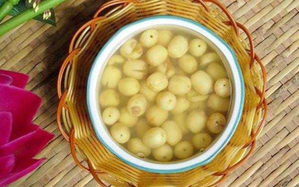 Thành phẩm chè hạt sen tươi đường phèn thơm ngon, bổ dưỡng sẵn sàng thưởng thức