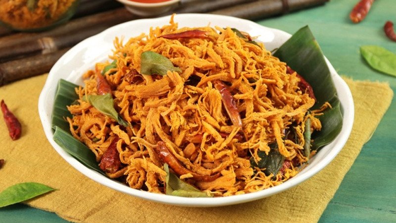 Thành phẩm khô gà lá chanh vàng ươm