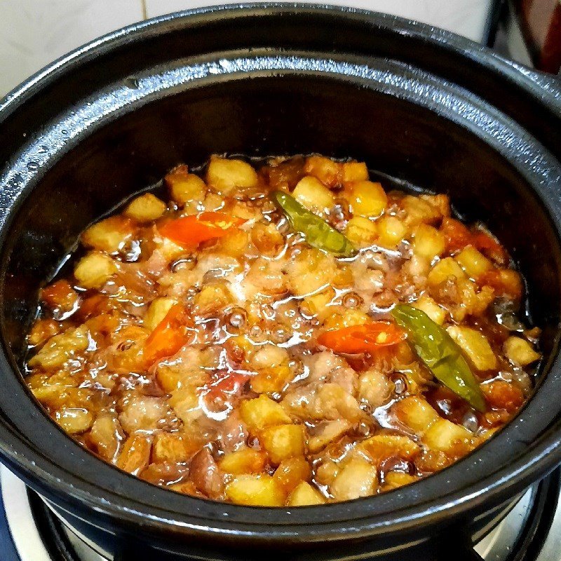 Thành phẩm kho quẹt tôm khô tóp mỡ ăn kèm rau luộc