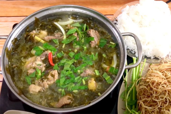 Thành phẩm lẩu gà lá giang nóng hổi với màu sắc bắt mắt và hương vị hấp dẫn