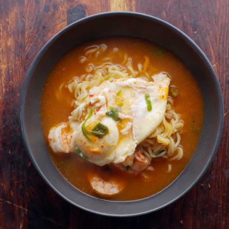 Thành phẩm mì trứng trần hấp dẫn, công thức mì tôm trứng ngon