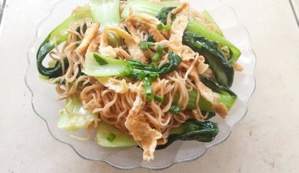 Thành phẩm mì xào trứng rau cải