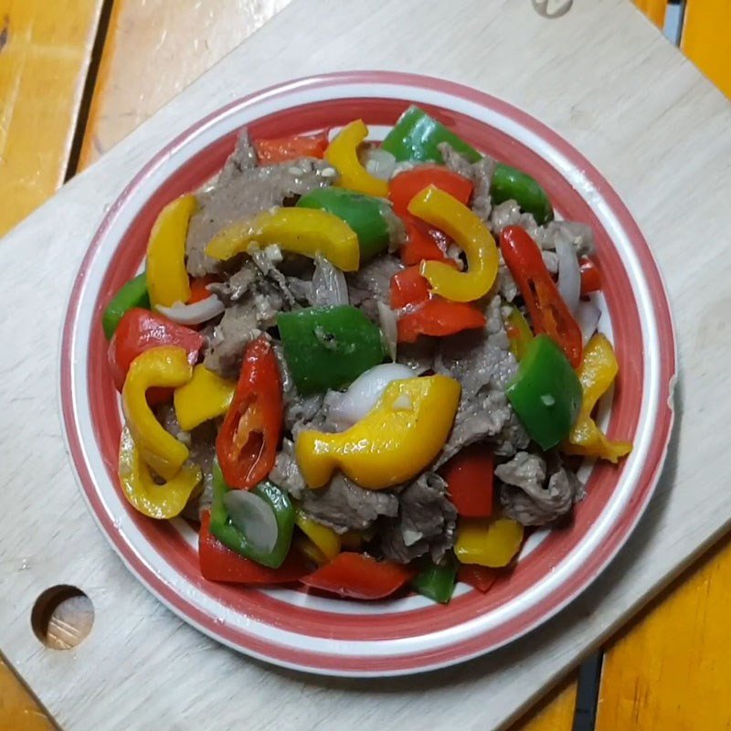 Thành phẩm món bò xào ớt chuông thơm ngon, hấp dẫn