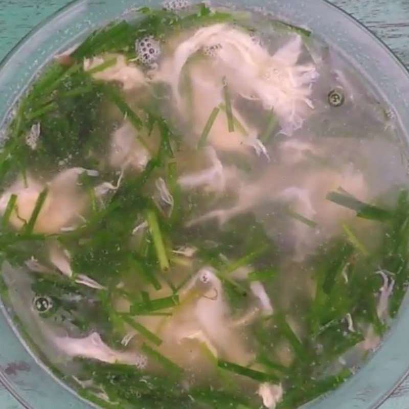 Thành phẩm món canh hẹ trứng nóng hổi, thơm ngon