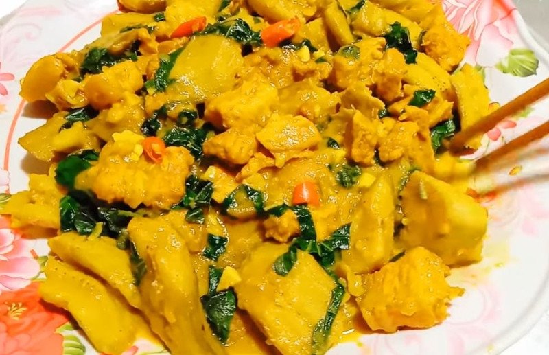 Thành phẩm món chuối xanh om thịt ba chỉ vàng óng, hấp dẫn