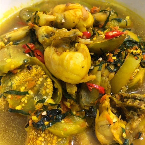 Thành phẩm món ếch om cà đậu phụ nóng hổi, đậm đà.